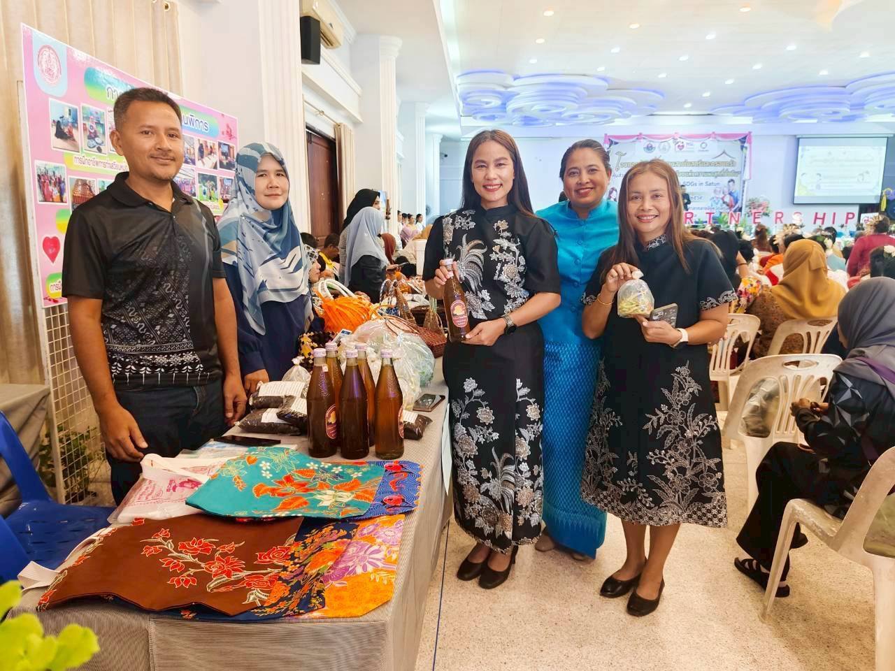 title - ปฏิรูปที่ดินจังหวัดสตูล ร่วมพิธีเปิดโครงการ “โอบกอดผู้สูงวัยฯ” หนุนหุ้นส่วนสังคม สู่เมืองแห่งความผาสุกอย่างยั่งยืน